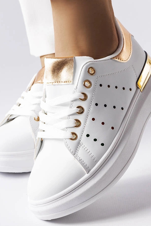 Baskets blanches à perforations... Baskets blanches à perforations...