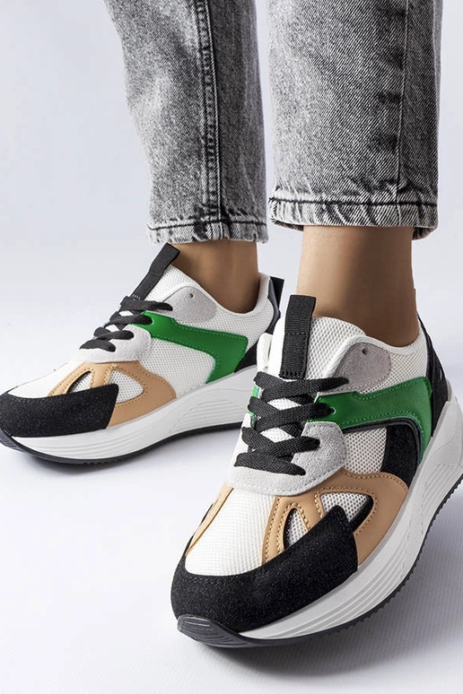 Baskets sportives noires en matériaux... Baskets sportives noires en matériaux...