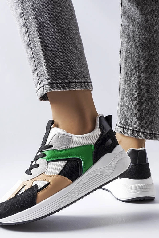 Baskets sportives noires en matériaux... Baskets sportives noires en matériaux...