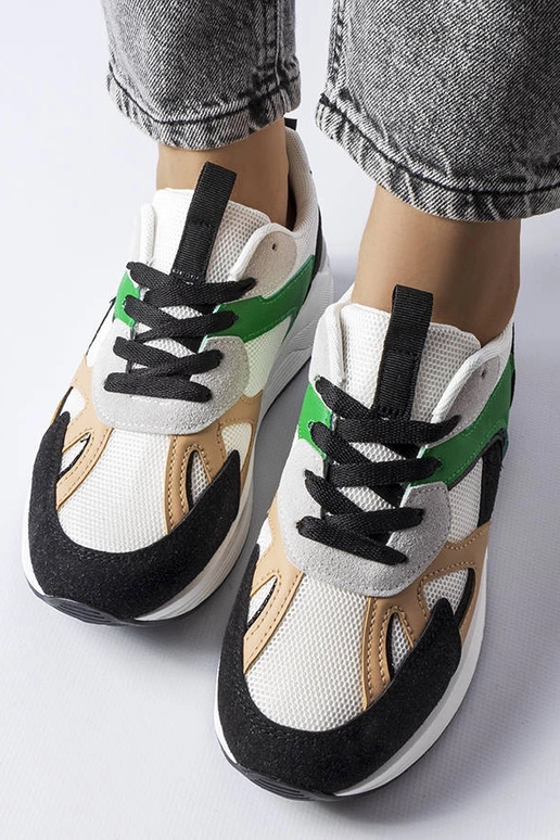 Baskets sportives noires en matériaux... Baskets sportives noires en matériaux...