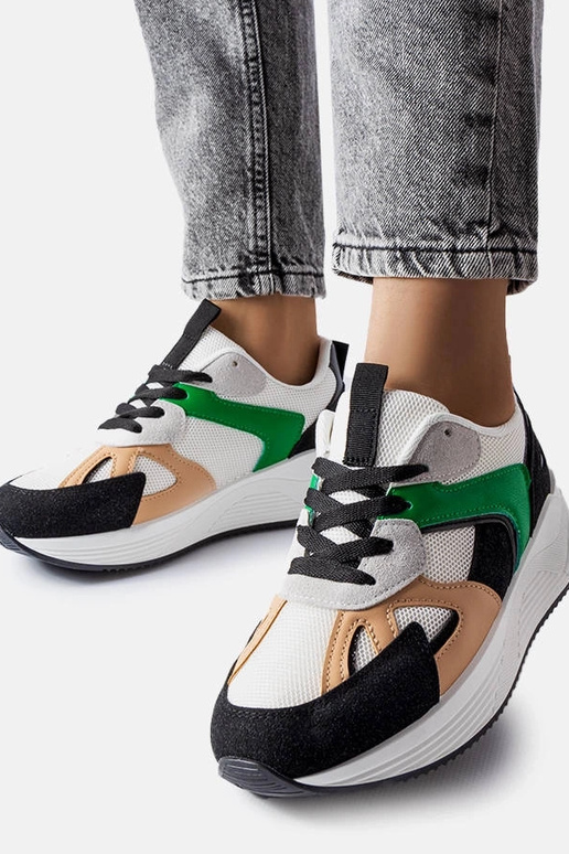 Baskets sportives noires en matériaux... Baskets sportives noires en matériaux...