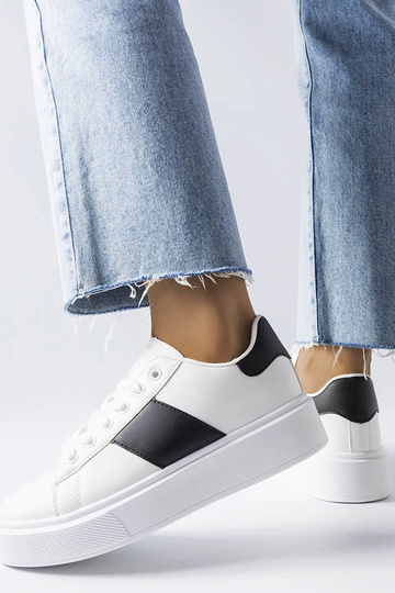 Baskets blanches à bride...