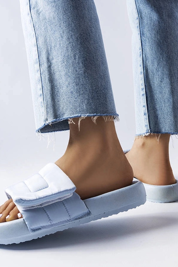 Tongs bleues à fermeture... 2