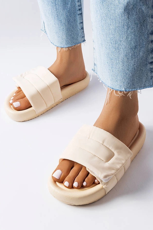 Tongs beiges avec fermeture velcro...