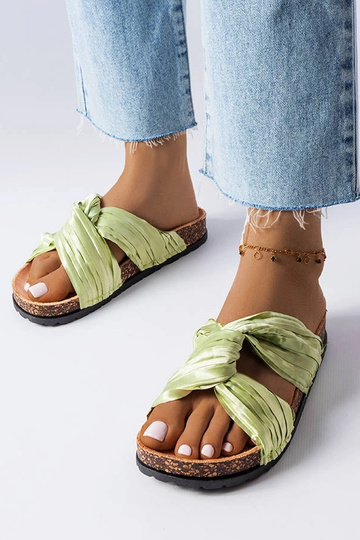 Tongs vertes décorées avec du tissu Fresne