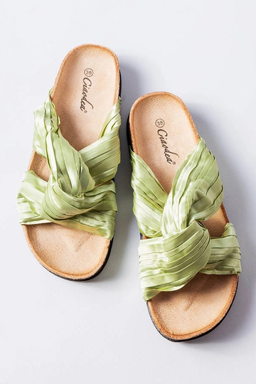 Tongs vertes décorées avec du tissu Fresne 2