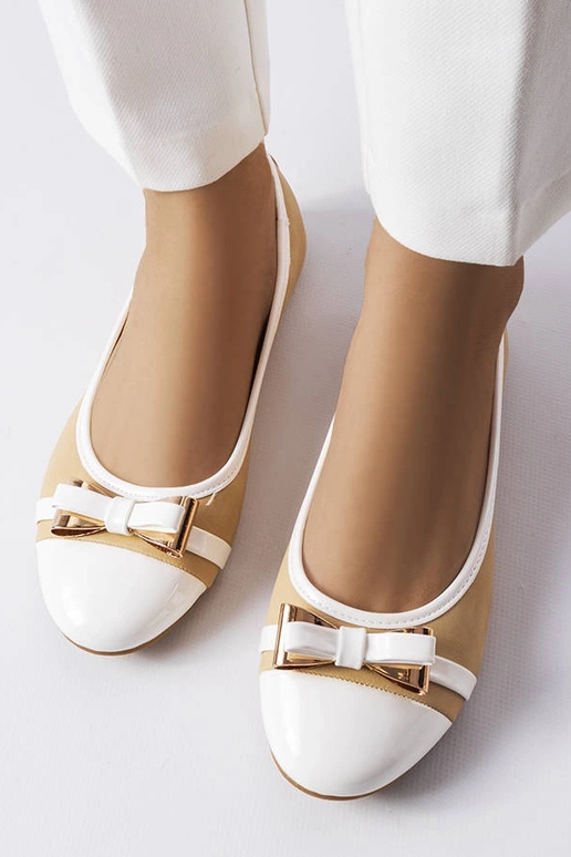 Chaussures blanches et sable avec...