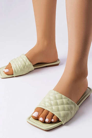 Tongs élégantes matelassées...