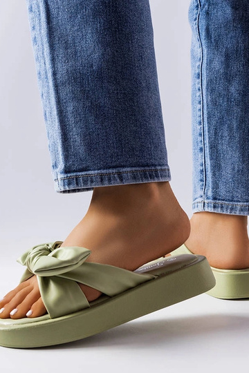 Tongs vertes à plateforme... 2