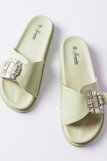 Tongs vertes décorées de... 2