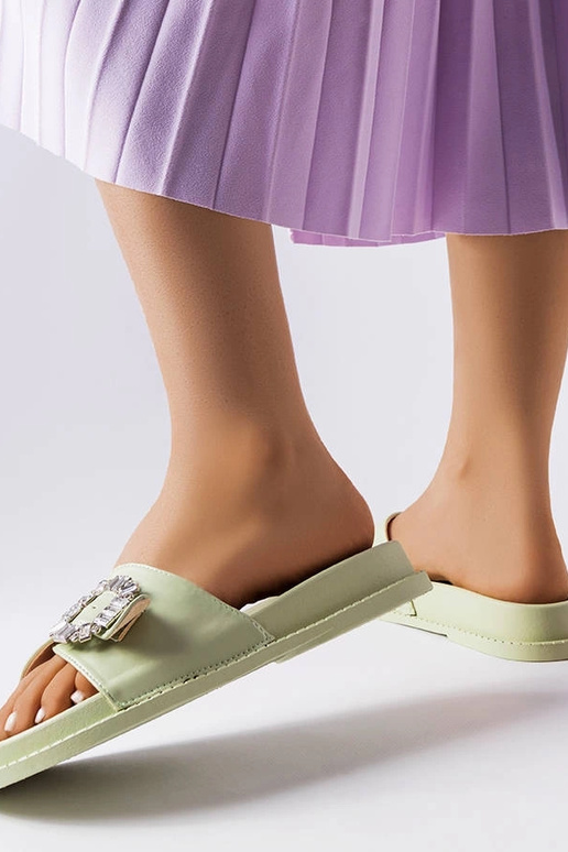 Tongs vertes décorées de zircons...