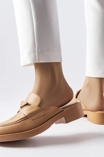 Sandales à bout fermé... 2