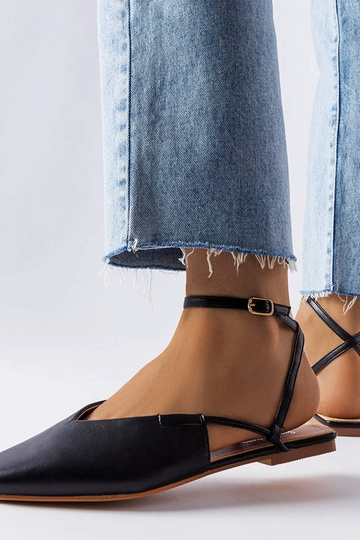 Sandales noires à bout... 2