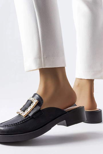 Tongs noires à bout fermé... 2