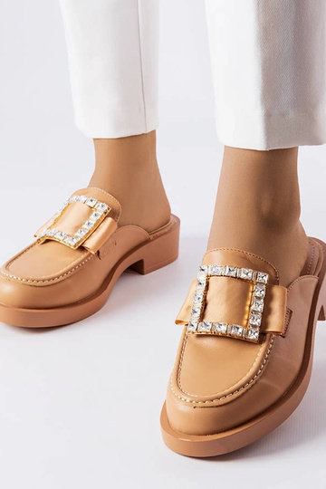 Tongs marron à bout fermé...