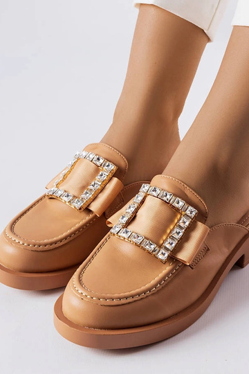 Tongs marron à bout fermé... 2