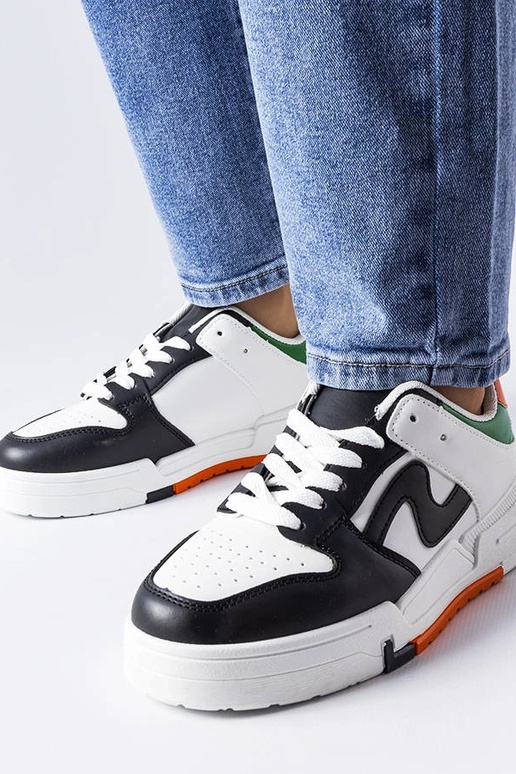 Chaussures noires et blanches à...