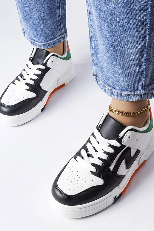 Chaussures noires et blanches à...