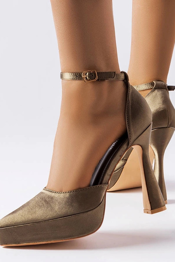 Escarpins à talons hauts... 2