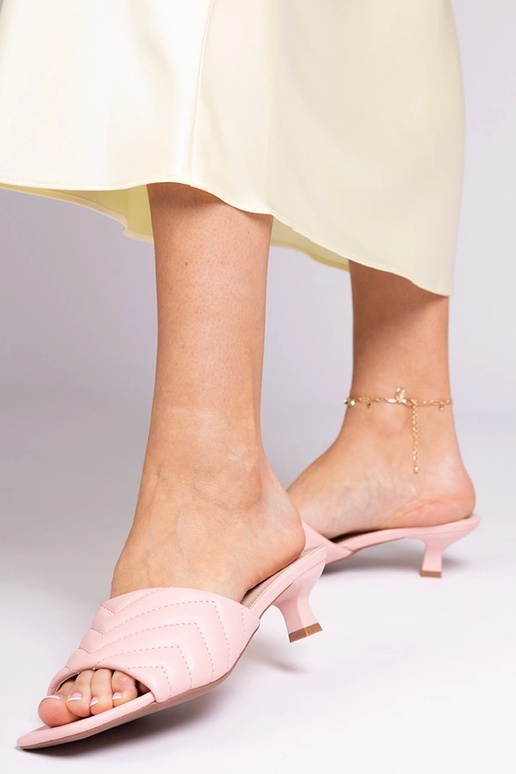 Pantoufles roses à petit talon, «...