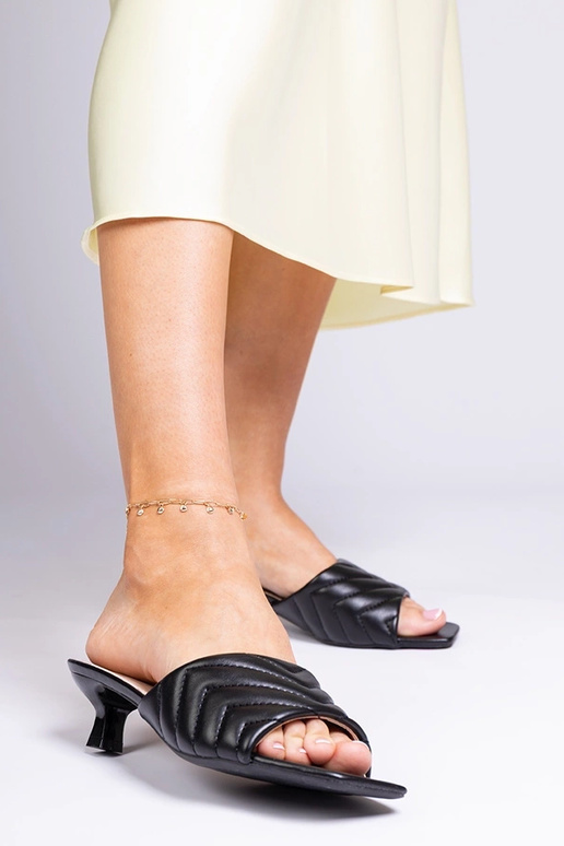 Pantoufles noires à petit talon, «...