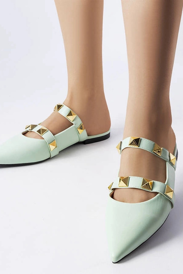 Tongs vertes à bout pointu...