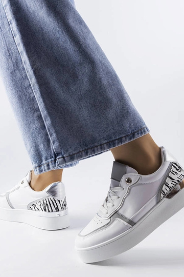 Baskets blanches sur la... 2