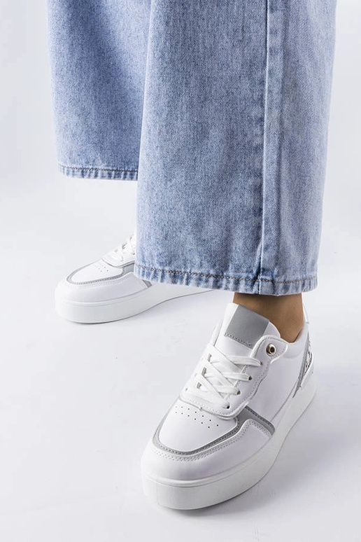 Baskets blanches sur la plateforme... Baskets blanches sur la plateforme...