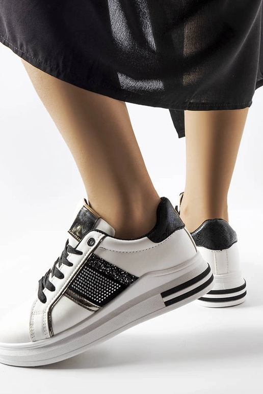 Baskets noires et blanches avec... Baskets noires et blanches avec...