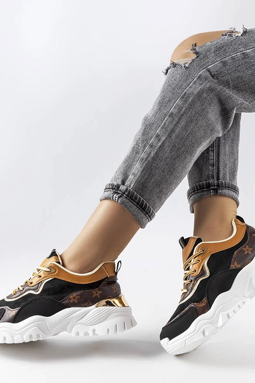 Baskets noires à semelle irrégulière... Baskets noires à semelle irrégulière...