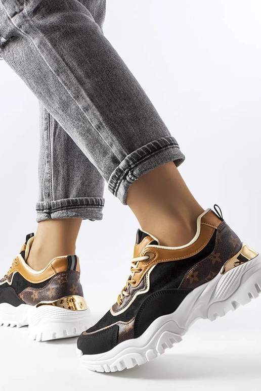 Baskets noires à semelle irrégulière... Baskets noires à semelle irrégulière...