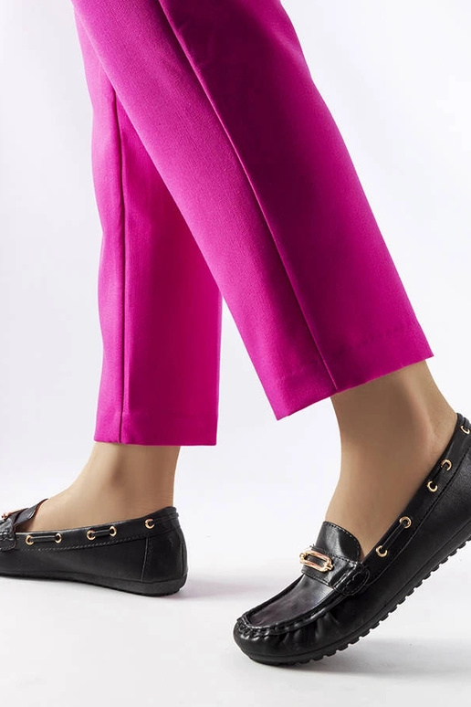 Mocassins noirs décorés d'appliqués...