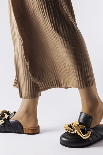 Tongs noires à chaîne... 2