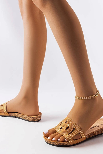 Tongs beiges ornées de... 2