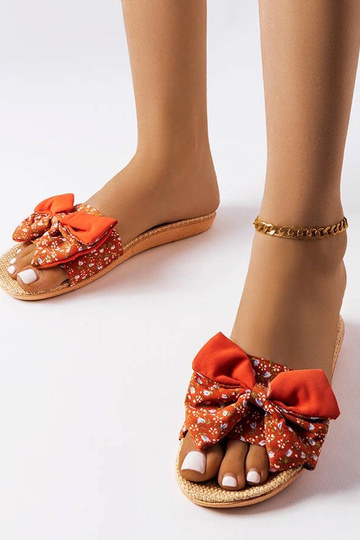 Tongs rouges avec un noeud Tachel