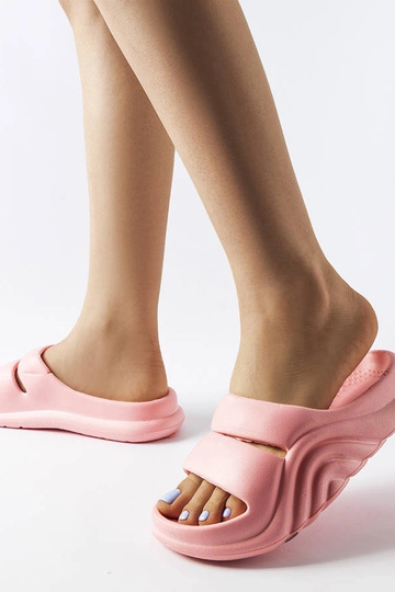 Tongs en caoutchouc roses... 2