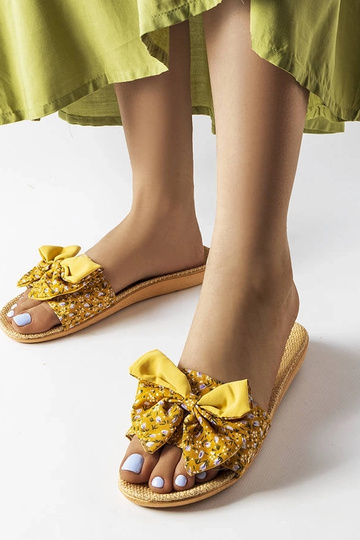 Chaussons jaunes avec un...