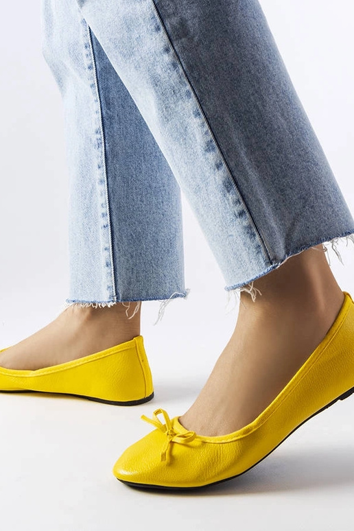 Ballerines jaunes avec un nœud, «...