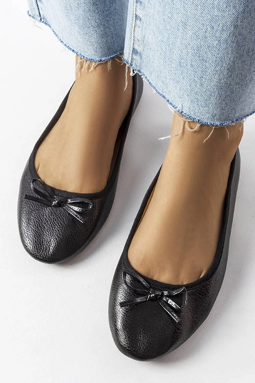 Ballerines noires ornées d'un noeud...