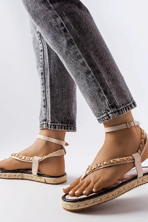 Sandales beiges ornées d'une chaîne...