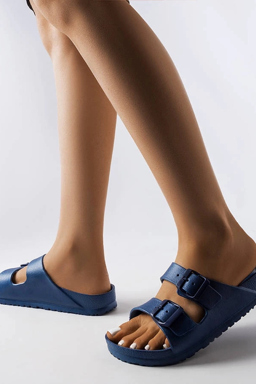 Tongs en caoutchouc bleu marine... Tongs en caoutchouc bleu marine...