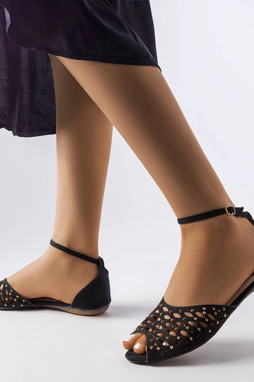 Sandales noires ajourées...