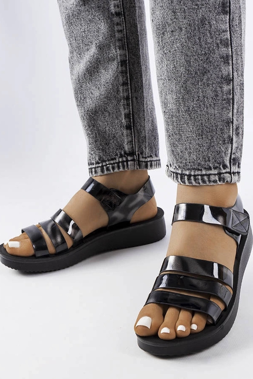 Sandales compensées en cuir verni...