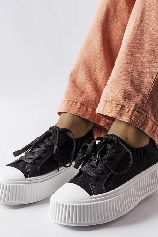 Baskets en tissu noir sur la... Baskets en tissu noir sur la...