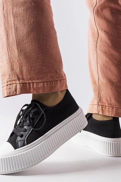 Baskets en tissu noir sur la... Baskets en tissu noir sur la...