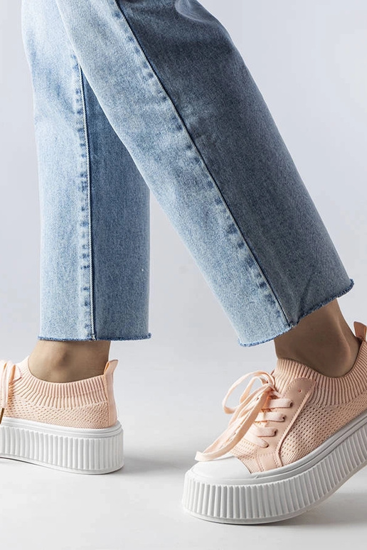 Baskets en tissu rose sur la... Baskets en tissu rose sur la...