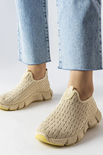 Baskets de sport à enfiler...