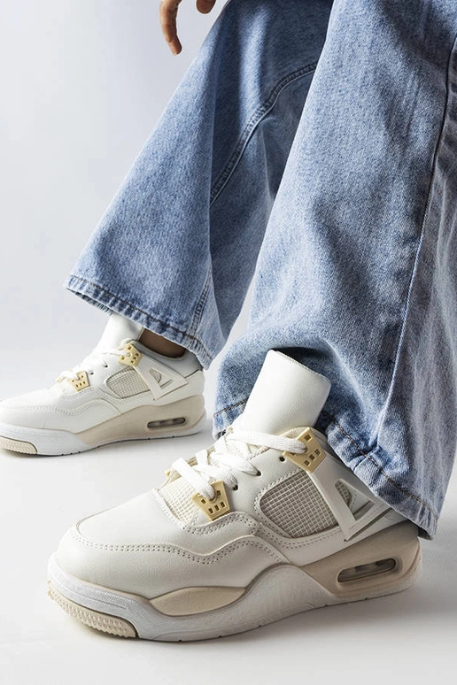 Baskets beiges en matériaux combinés... Baskets beiges en matériaux combinés...