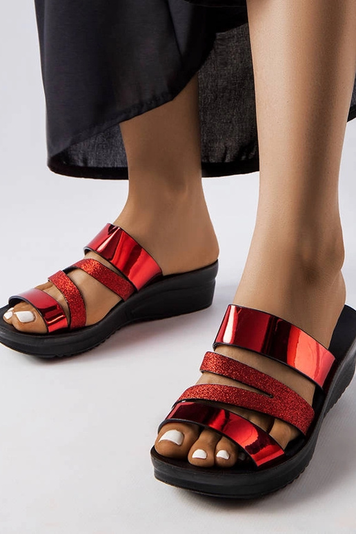 Les tongs rouges brillantes de Lola