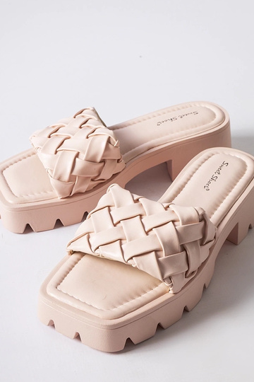 Tongs roses à semelles de... 2